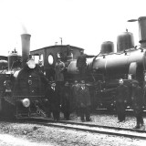 Staia-Creeti-1937-in-prim-plan-este-locomotiva-001-Lespezi-iar-locomotiva-din-planul-doi-este-o-locomotiva-de-cale-normala-seria-600-serie-din-care-mai-exista-astazi-locomotiva-620-Murgeni--colecia-in